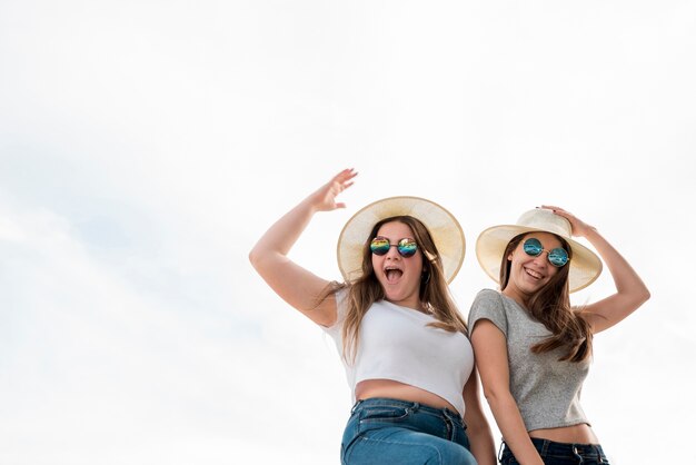 Portrait de deux filles en milieu urbain s&#39;amuser