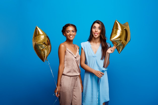 Portrait, deux, filles, reposer, fête, bleu, mur