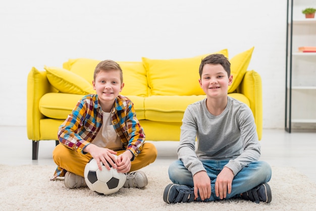 Portrait de deux garçons à la maison
