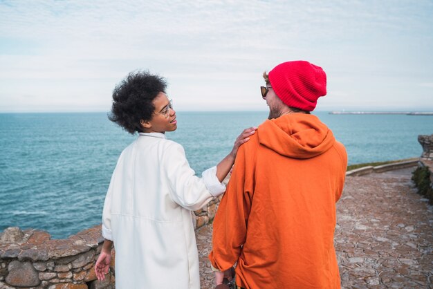 Portrait de deux jeunes amis passant du bon temps ensemble et s'amusant avec la mer dans l'espace.