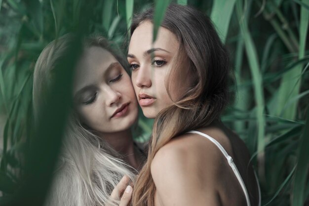 portrait de deux jeunes femmes sous un arbre