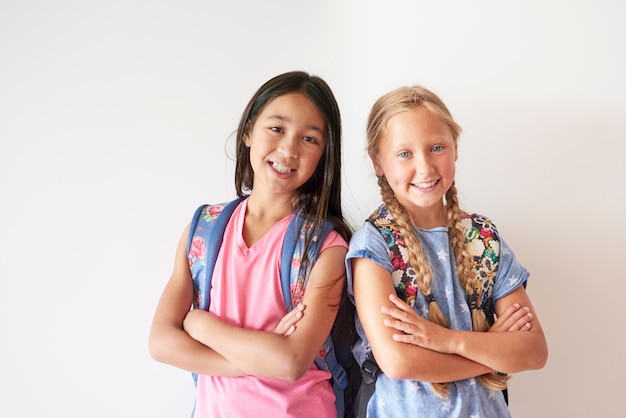 Portrait de deux jolies filles avec des sacs à dos