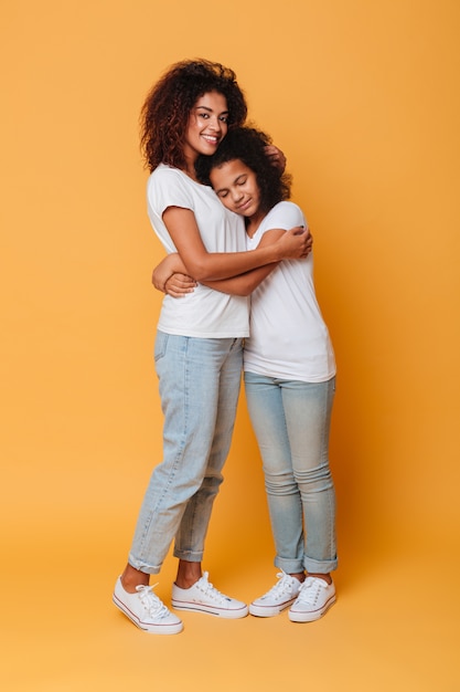 Portrait de deux sœurs africaines heureux