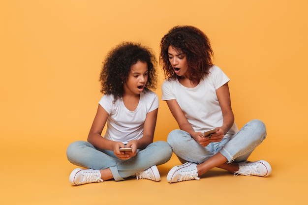 Portrait de deux soeurs afro-américaines excitées