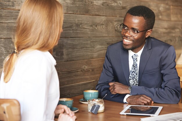 Portrait de deux travailleurs d'entreprise de races différentes