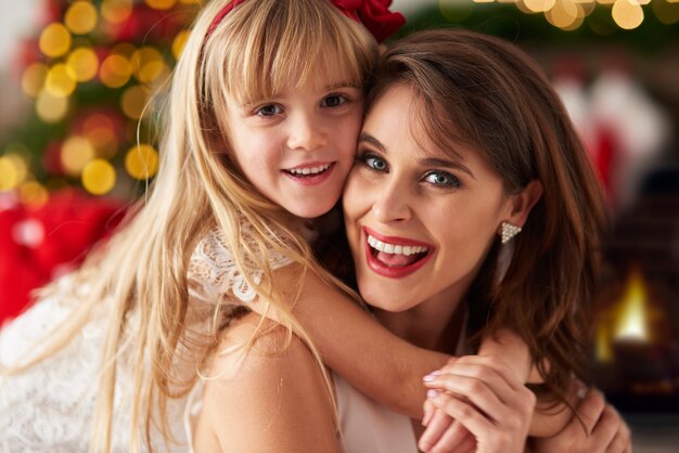 Portrait de deux visages souriants féminins