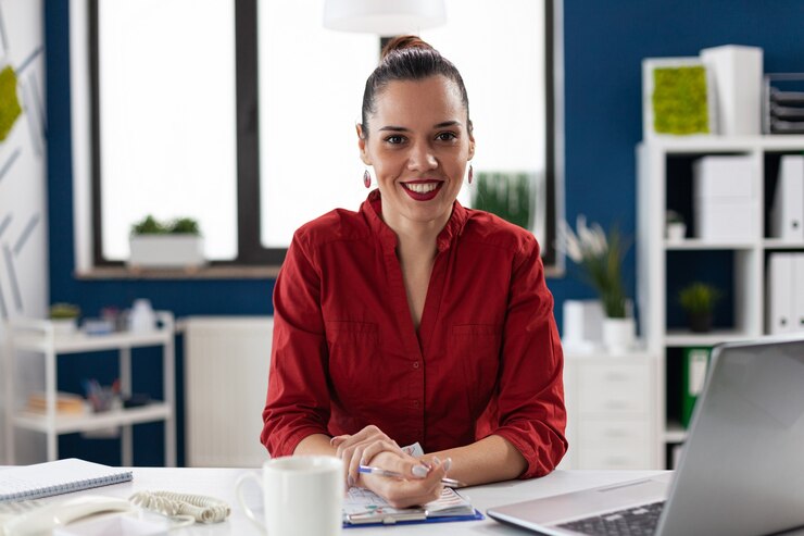 Photo gratuit portrait de direction d'entreprise joyeuse et excitée souriante