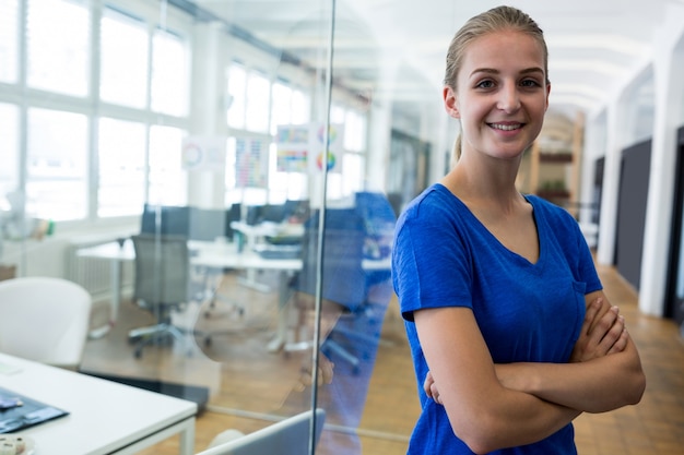 Photo gratuite portrait de dirigeant d'entreprise femme debout avec les bras croisés