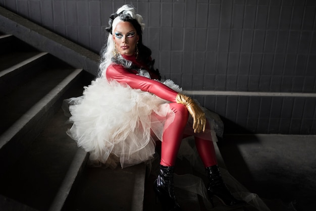 Photo gratuite portrait de drag queen glamour posant