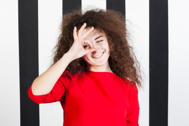 Portrait de drôle de fille brune sur fond rayé