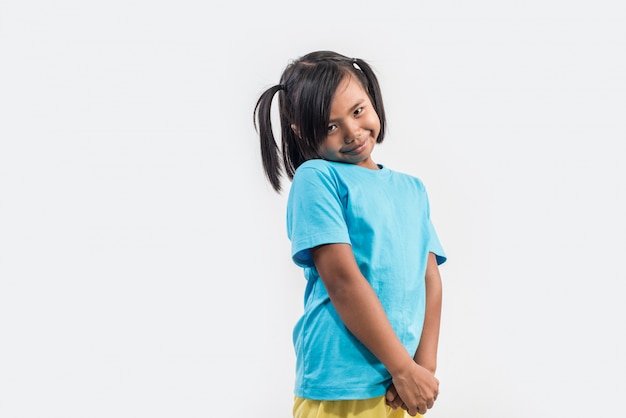 Photo gratuite portrait de drôle petite fille agissant en studio shot