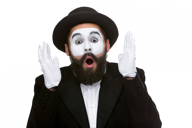 Portrait du mime surpris et joyeux avec la bouche ouverte