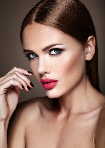 Photo gratuite portrait du modèle de la belle fille avec le maquillage de soirée et la coiffure romantique. lèvres rouges