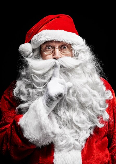 Portrait du père noël gesticulant au studio shot