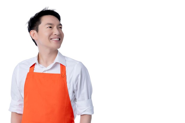 Portrait du propriétaire d'une boutique homme asiatique entrepreneur petite entreprise porter un tablier orange sourire et bonheur et confiant isoler fond blanc