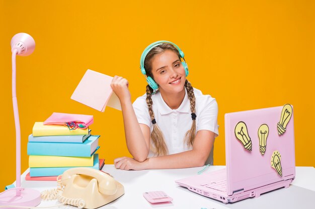 Portrait d&#39;écolière étudiant avec ordinateur portable