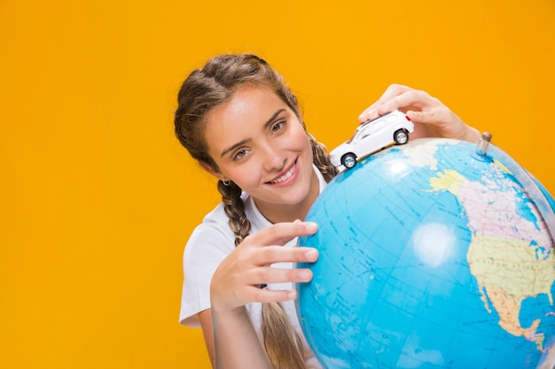 Photo gratuite portrait d'écolière avec un globe