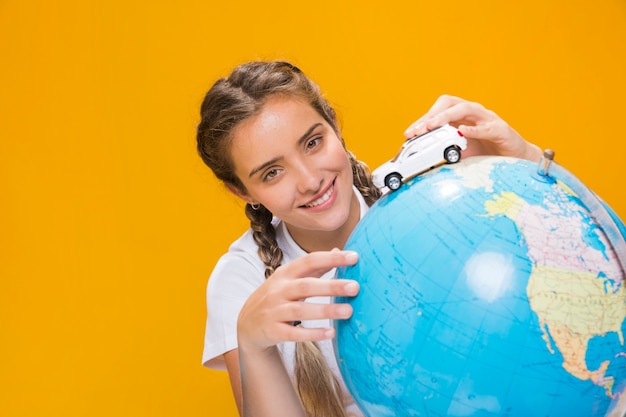 Portrait d&#39;écolière avec un globe