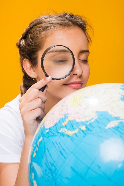 Portrait d&#39;écolière avec un globe