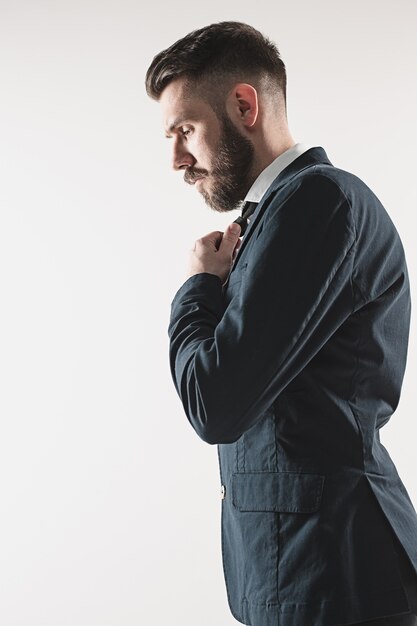 Portrait de l'élégant beau jeune homme