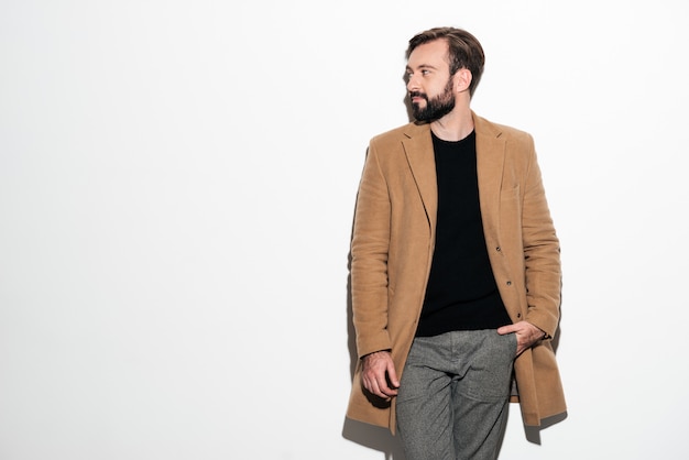 Portrait d'un élégant homme barbu habillé en manteau