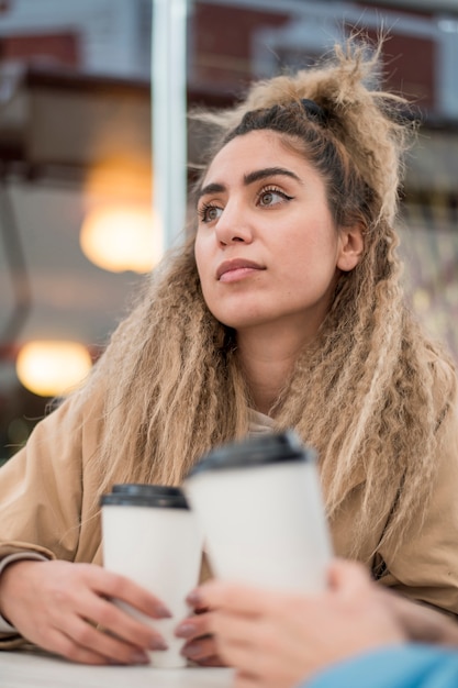 Portrait, de, élégant, jeune femme, regarder loin