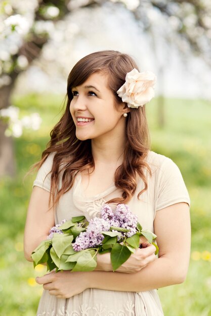 Portrait d'élégante belle fille à l'extérieur