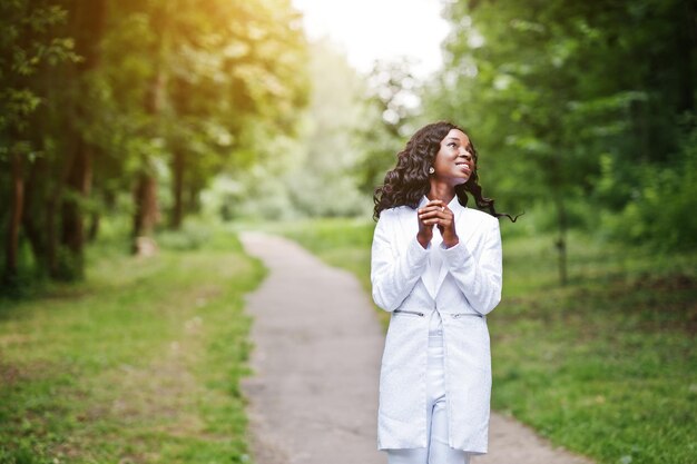 Portrait d'élégante fille afro-américaine noire rester sur le chemin du parc verdoyant