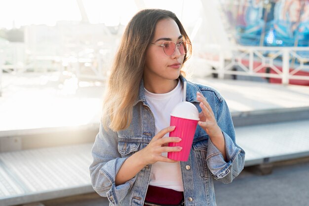 Portrait d'élégante jeune fille posant