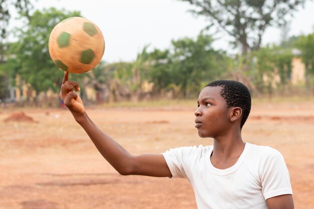 Portrait enfant africain avec ballon de football