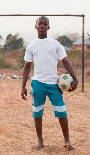 Portrait enfant africain avec ballon de football