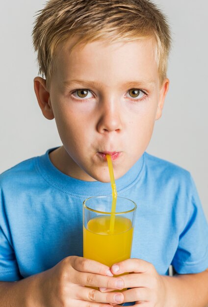 Portrait d'enfant buvant du jus