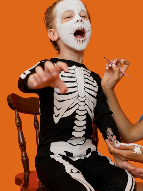 Portrait d'enfant avec costume d'halloween effrayant