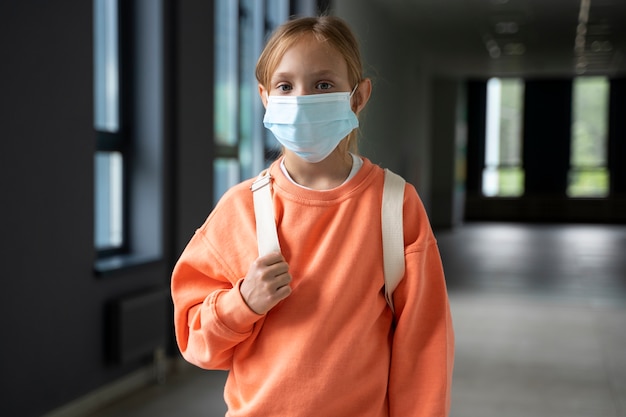 Photo gratuite portrait d'enfant à l'école