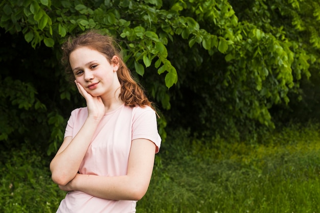 Portrait d'enfant de fille souriante posant au parc