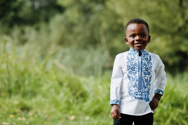 Portrait d'enfant garçon africain en vêtements traditionnels au parc