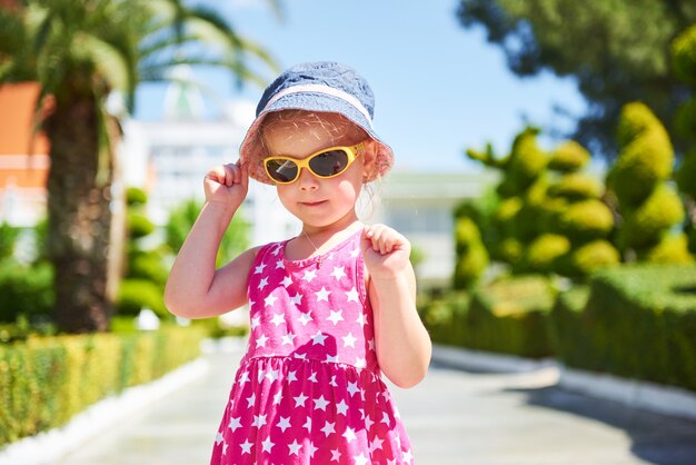 Portrait d'un enfant heureux portant des lunettes de soleil à l'extérieur en journée d'été. Amara Dolce Vita Hôtel de luxe. Recours. Tekirova-Kemer. Dinde.