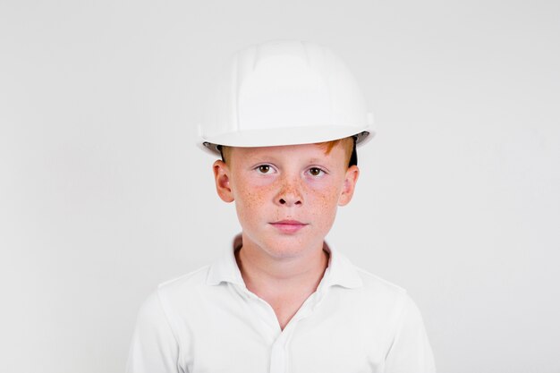 Portrait d'enfant mignon avec casque