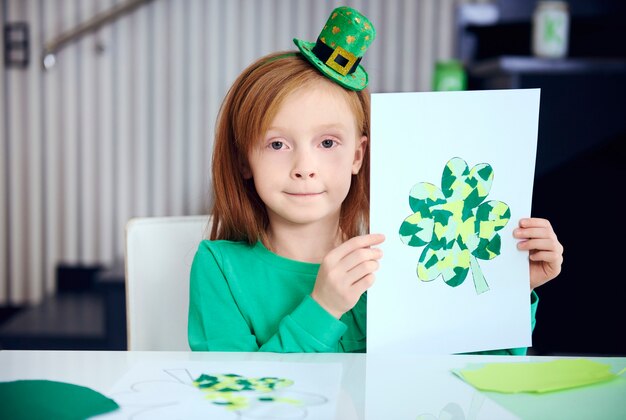 Portrait d'enfant montrant une décoration complète