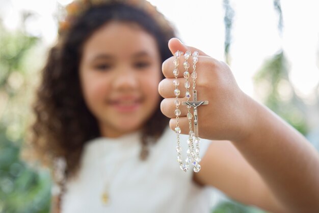 Portrait d'enfant se préparant pour sa première communion