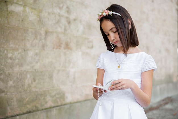 Portrait d'enfant se préparant pour sa première communion