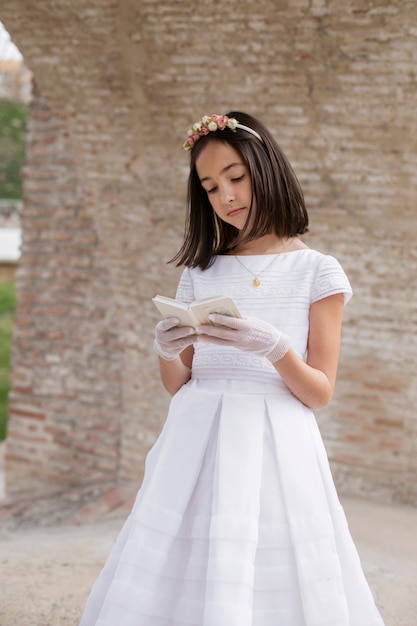 Photo gratuite portrait d'enfant se préparant pour sa première communion