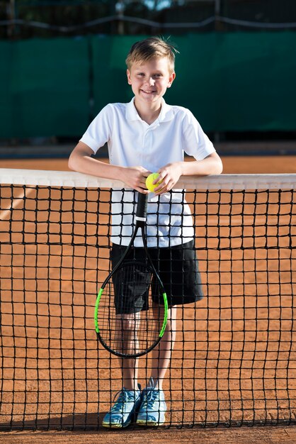 Portrait d'enfant sur le terrain de tennis