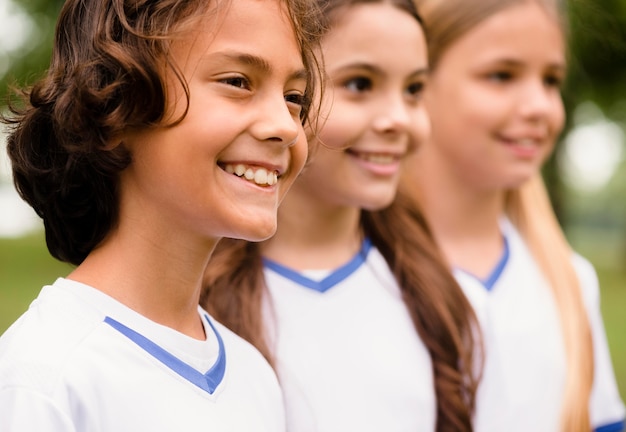 Photo gratuite portrait d'enfants heureux en tenue de sport