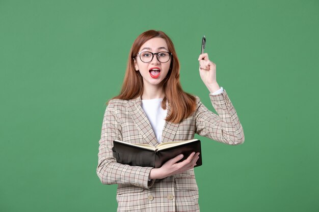 Portrait D'enseignante écrivant Des Notes Sur Le Vert