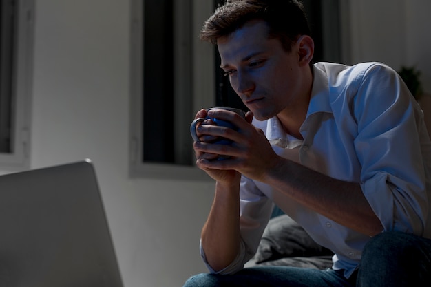 Photo gratuite portrait d'entrepreneur buvant un café à la maison