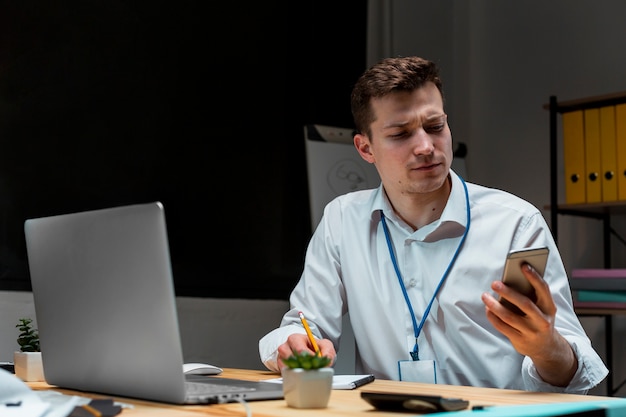 Portrait d'entrepreneur travaillant la nuit