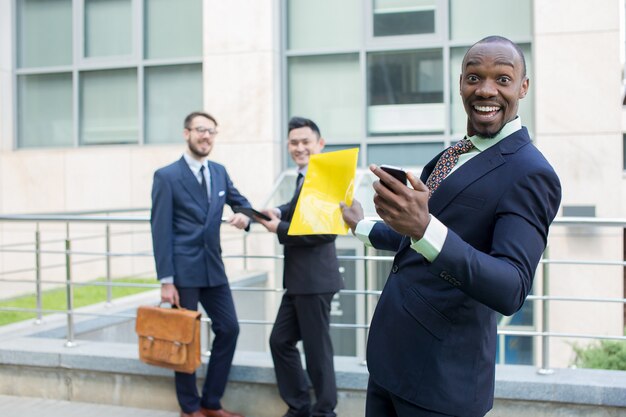 Portrait de l'équipe commerciale multiethnique