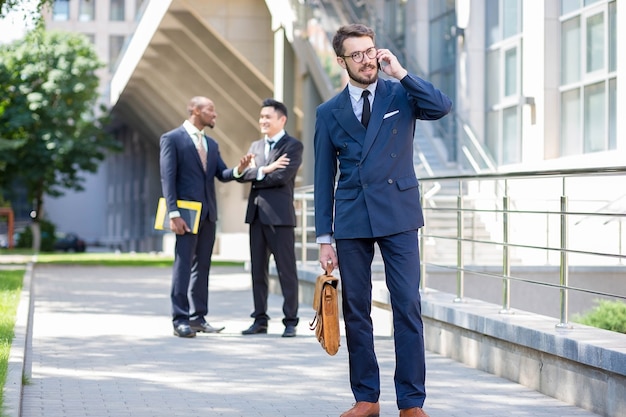 Portrait de l'équipe commerciale multiethnique