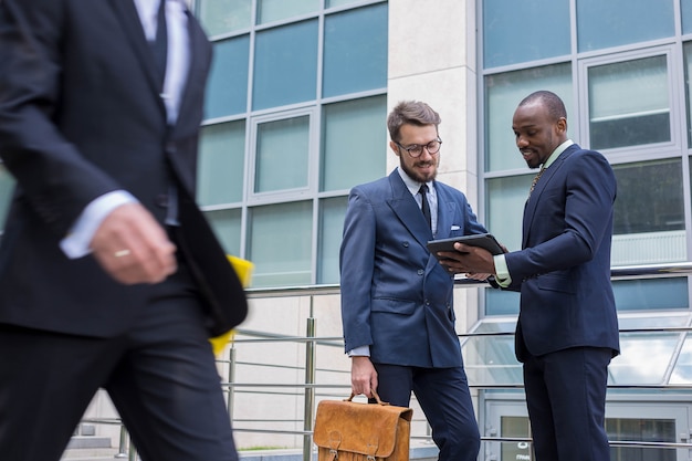 Portrait de l'équipe commerciale multiethnique